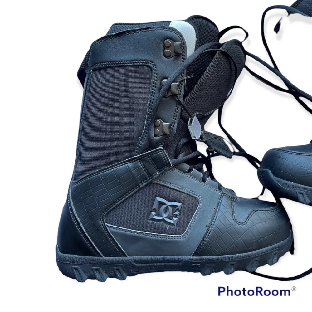 Snowboarding boots size 6 DC